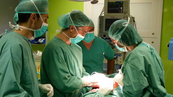 El equipo de cirujanos de Quirónsalud Sagrado Corazón, durante una intervención.