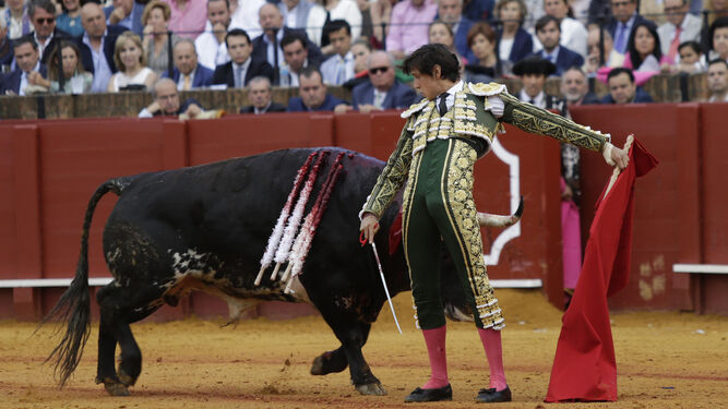 Andrés Roca Rey, en un pase por la espalda al toro que desorejó el pasado viernes 5 de mayo.