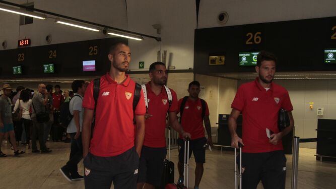 Los jugadores Pizarro, Mercado, Walter Montoya y Franco Vázquez, en el aeropuerto de San Pablo antes de tomar el vuelo hacia Japón.