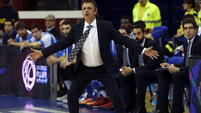 Porfi Fisac, técnico del Gipuzkoa, durante un partido frente al Obradoiro en la Liga ACB en la campaña 15-16.