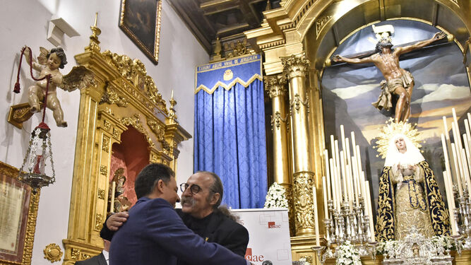 Pascual González se abraza con el hermano mayor del Museo, Juan Toro.