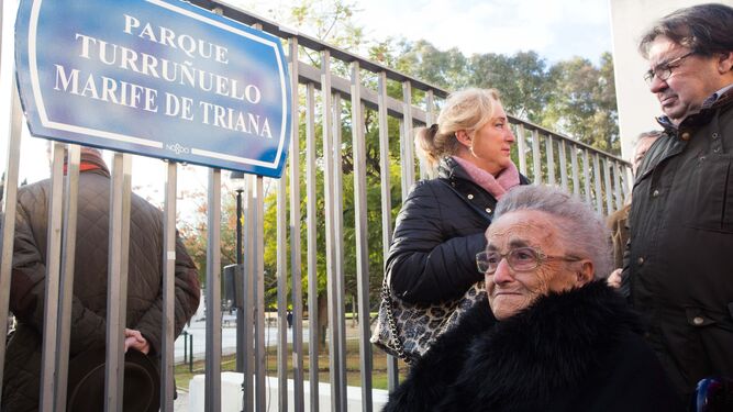 Ana Guerrero Ortiz, durante 58 años trabajando y viviendo con Marifé de Triana, junto al nuevo nombre del parque.