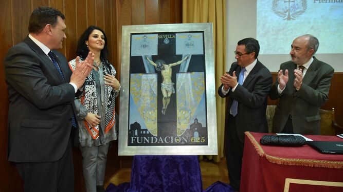 Nuria Barrera, junto al alcalde de los Negritos, Felipe Guerra, explica el cartel que anuncia la efemérides.