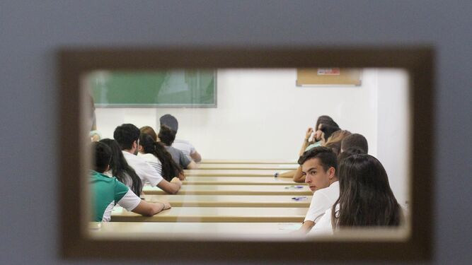 Alumnos realizan un examen en una facultad.