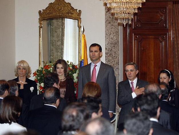 El presidente de Colombia, &Aacute;lvaro Uribe, recibe en Madrid el premio Cortes de C&aacute;diz a la Libertad.

Foto: Jose Ramon Ladra