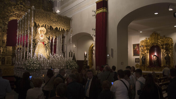 Multitud de devotos acuden a la Capilla de los Marineros para contemplar a la Virgen de la Esperanza en su paso.