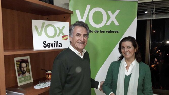 Javier Jiménez y María José Piñero, en la sede de Vox en Sevilla