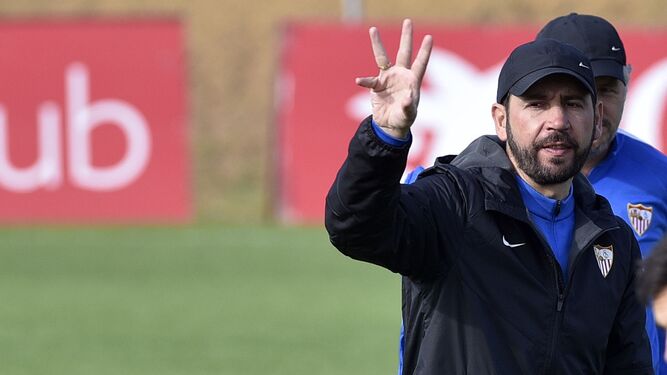Pablo Machín, entrenador del Sevilla, hace un gesto en un entrenamiento.