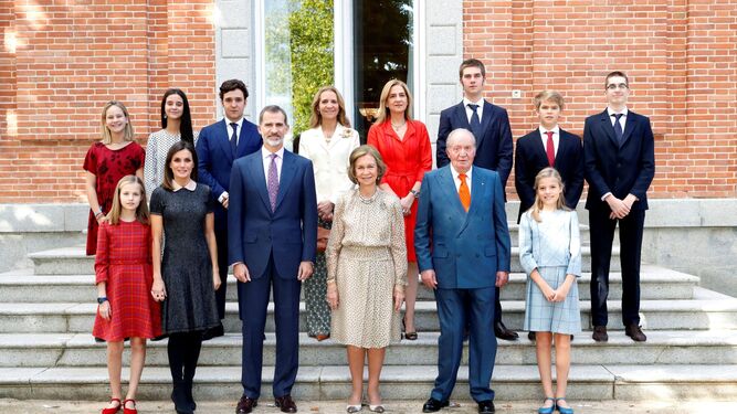 Los integrantes de la Familia  Real  posan en el almuerzo familiar en el Palacio de La Zarzuela con motivo del 80 aniversario de Su Majestad la Reina Doña Sofía.