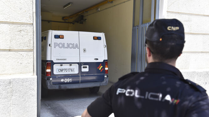 Un furgón de la Policía Nacional, en los juzgados de Sevilla.