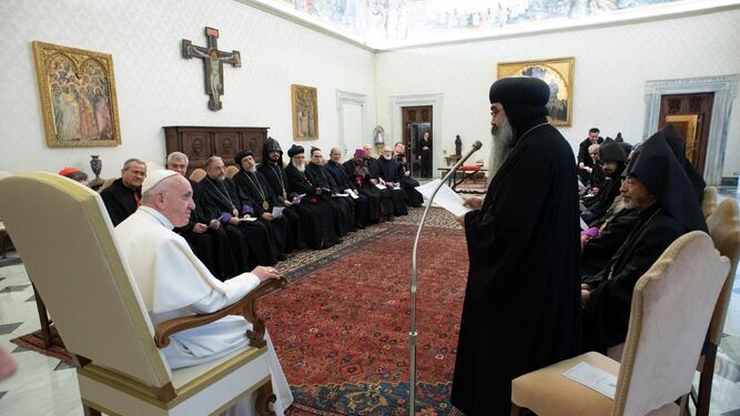 Resultado de imagen para Fotos del recibimiento del Papa, por Mohamed bin Zayed al Nahyan