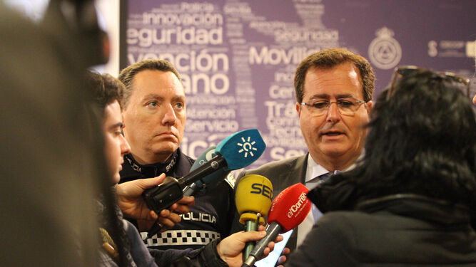 Juan Carlos Cabrera, delegado de Movilidad, con el jefe de la Policía Local.