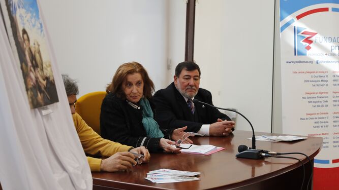 El preso indultado, la directora del CIS “Luis Jiménez de Asúa” , Mercedes Moreno y el delegado diocesano de Pastoral Penitenciaria y representante de Prolibertas en Sevilla Pedro Fernández.