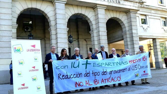 Miembros de IU en Espartinas, con el coordinador de Sevilla, Manuel Lay, antes de formarlizar la denuncia en Fiscalía.