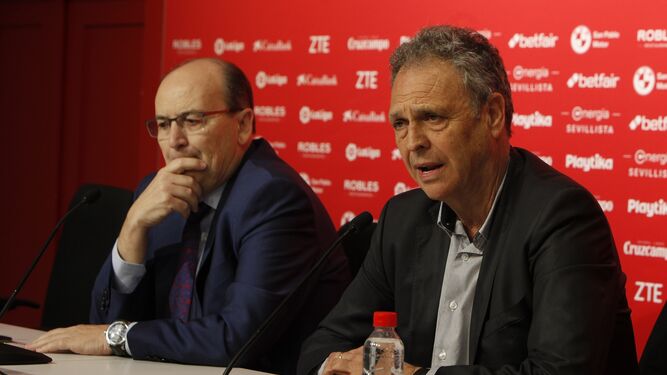 Caparrós, en rueda de prensa junto a José Castro.