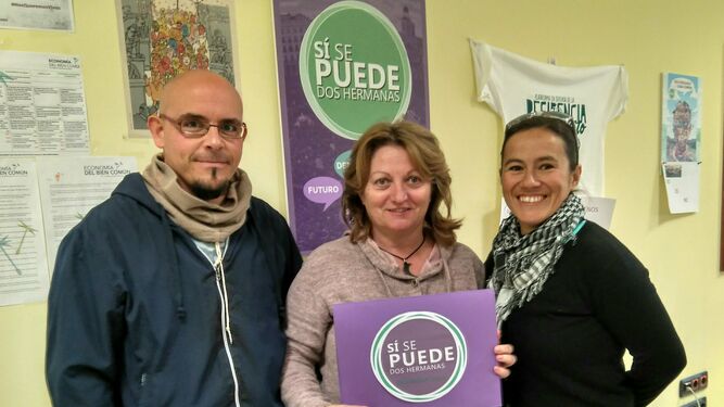 Antonia Pérez flanqueada por Chema García e Inma del Pino, con el logo del nuevo partido.