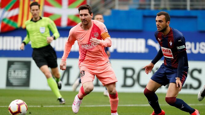 Joan Jordán, ante Lionel Messi en el último Eibar-Barcelona.