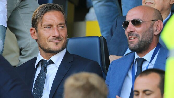 Totti y Monchi, viendo el Atalanta-Roma en agosto de 2017.