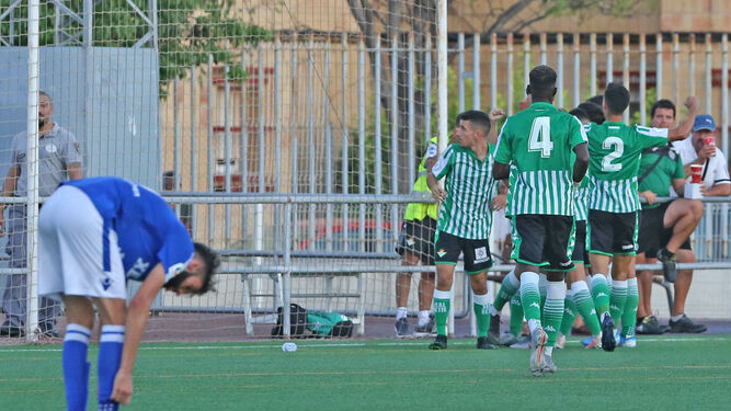 Los jugadores béticos festejan uno de los tres goles anotados en La Granja.