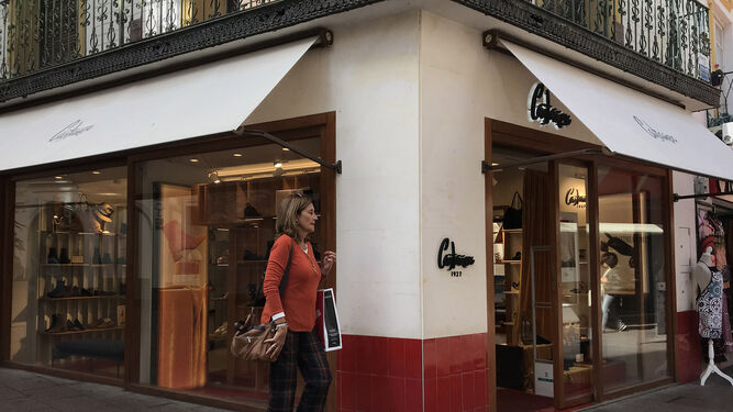 Tienda de calzados Castañer, en Sierpes esquina con Rioja.