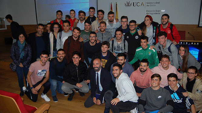 Monchi posa con los alumnos de la Universidad de Cádiz asistentes a su charla.