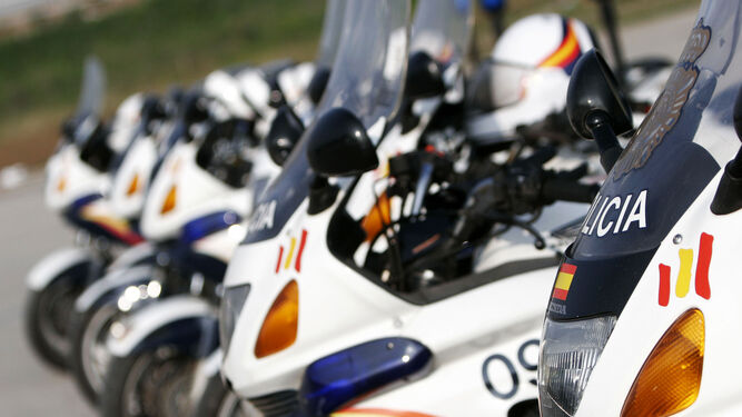 Los vehículos de la Unidad de Motos de la Policía Nacional, donde está destinado el agente herido.