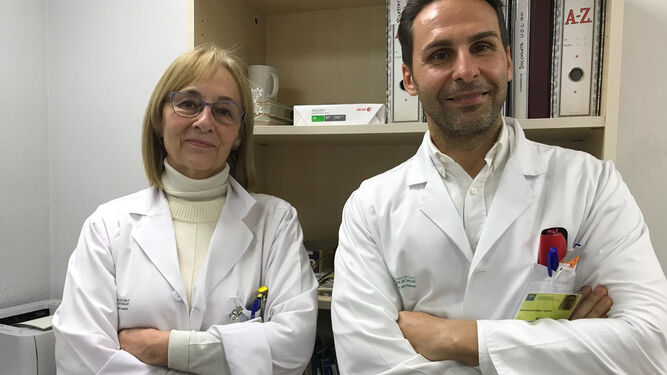 Los oncólogos Eloísa Bayo y Carlos Miguez.