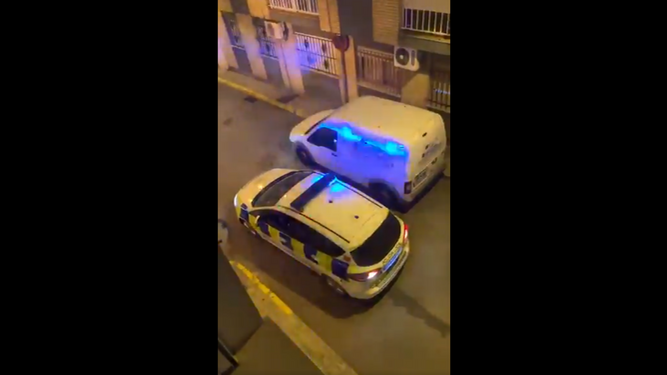 El coche de la Policía Local de Camas al son de 'Saeta' por las calles