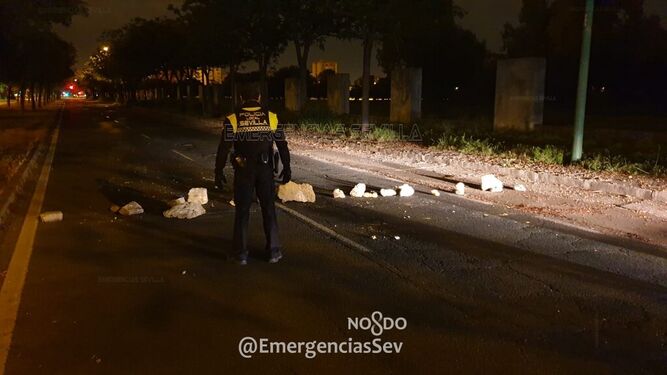 Un policía local de Sevilla, junto a los obstáculos colocados por el ladrón.