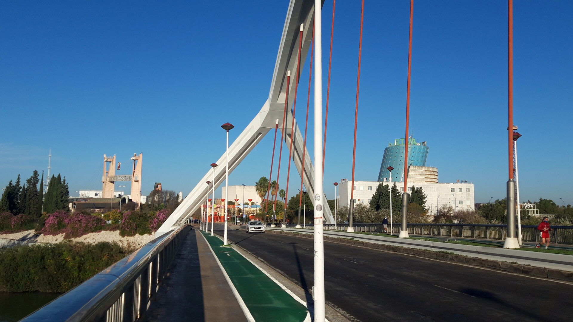 Comenzamos en el Puente de la Barqueta, antigua puerta de la Expo 92.