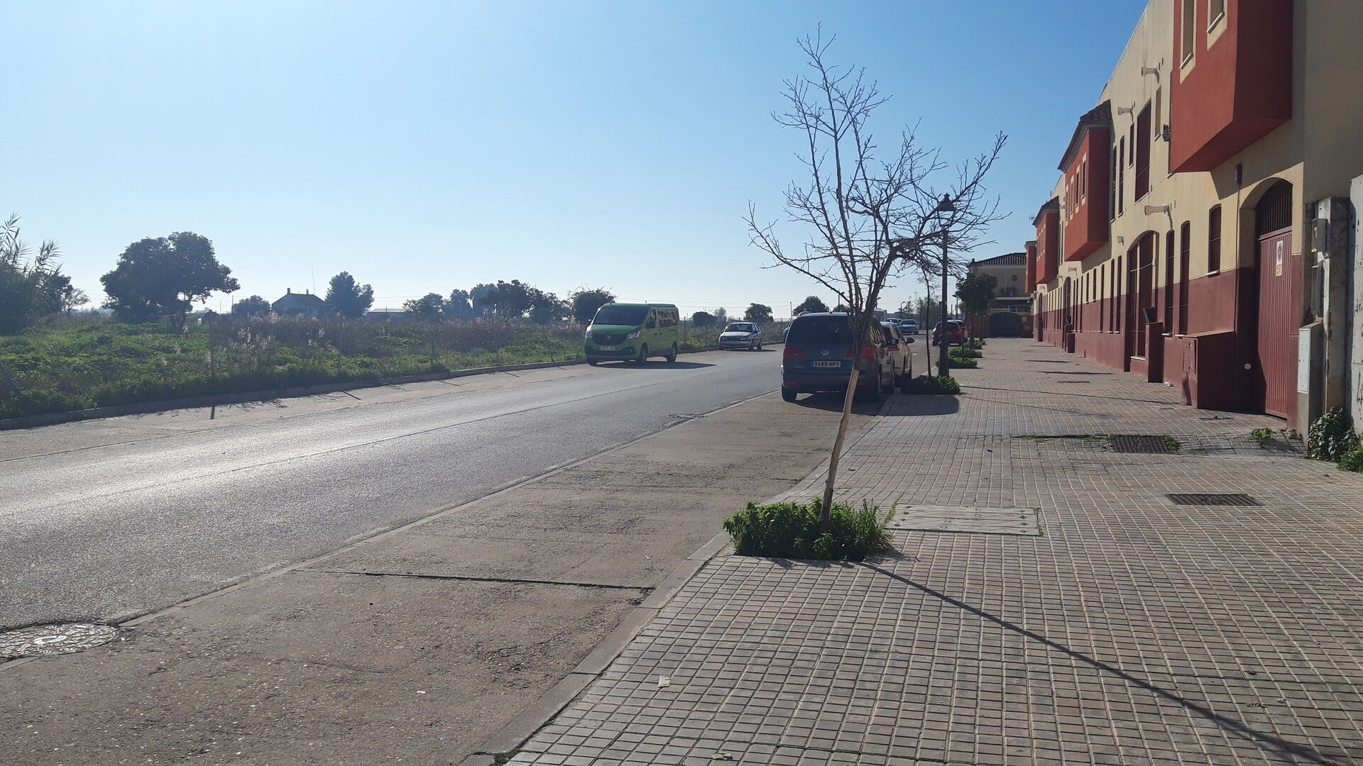 Una calle nos obliga a separarnos del Guadalquivir. Seguimos la calle que va bordeando las casas (calle Lima).