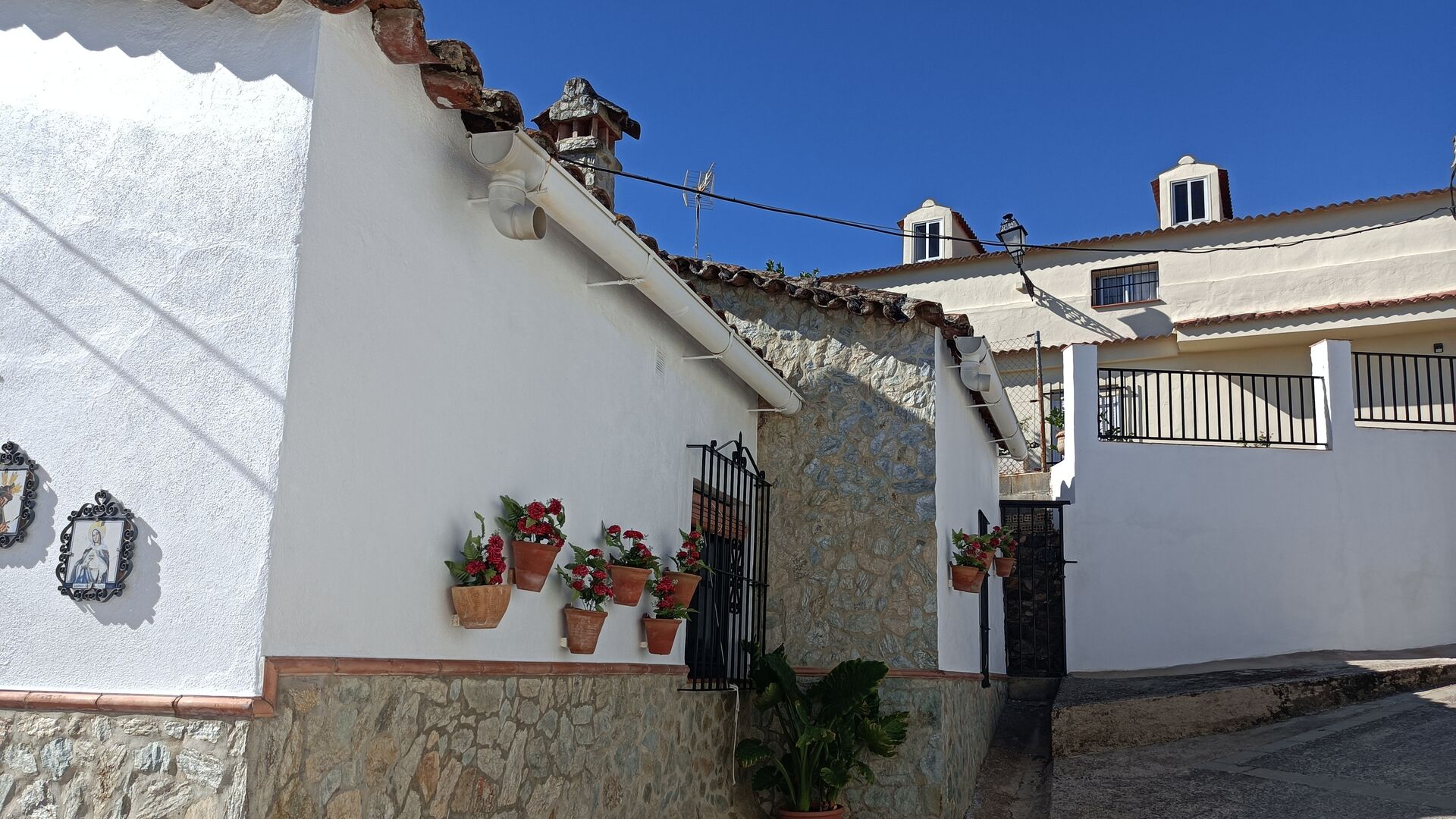 Las Ca&ntilde;adillas es una aldea muy tranquila con algunas casas muy bonitas.