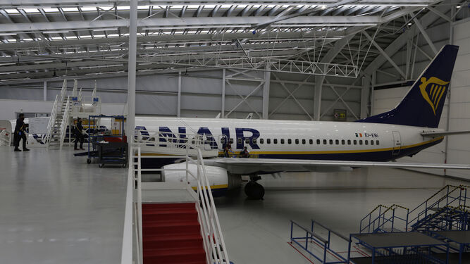 Un avión de Ryanair en el hangar del que dispone en el Aeropuerto de Sevilla.