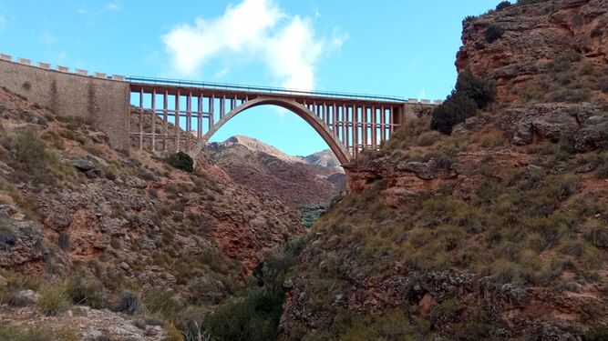 El puente de Hinojares con la sierra de fondo