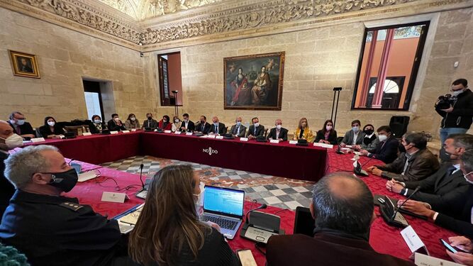 Reunión del alcalde y el consejero con representantes de ecosistema vinculado al sector aeroespacial en el Ayuntamiento de Sevilla.