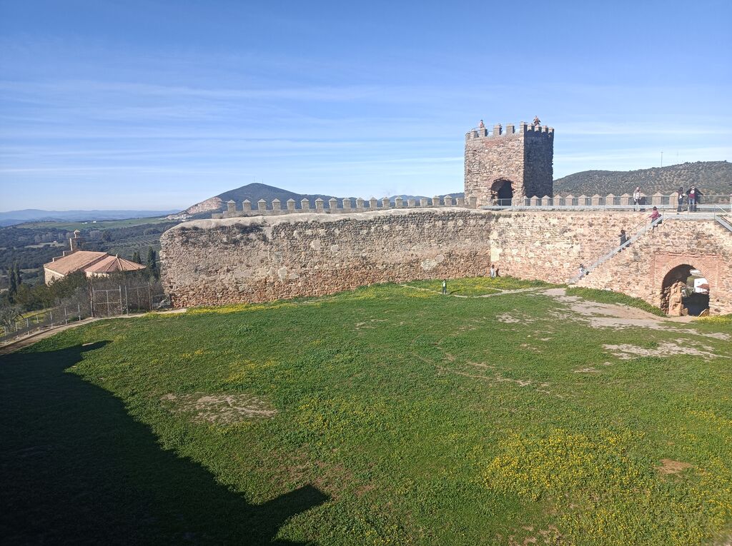 Torre y murallas del Castillo de Alan&iacute;s.