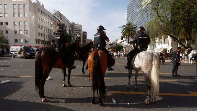 Agentes de la policía nacional antes de un partido en Sevilla.