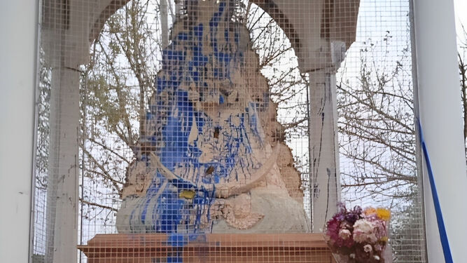 La representación de la Virgen del Rocío en el Vado de Quema manchada con pintura azul.