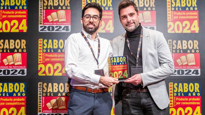 Miguel Gironés, Brand Manager de Platos Preparados (izquierda)  y José Marsilla, Brand Manager de Elaborado (derecha) reciben el galardón ‘Sabor del Año 2024’ por la gama Rolling & Salsa