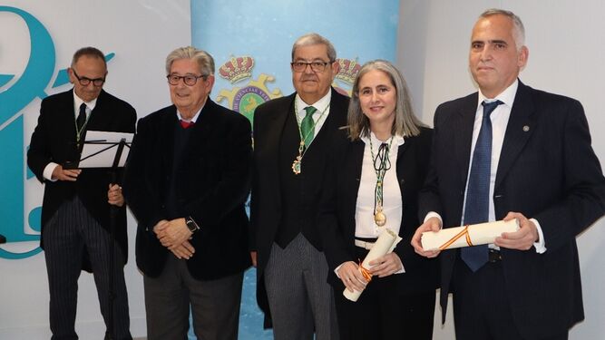 Imagen José Fuertes, consejero delegado de Grupo Fuertes, junto al presidente de la Academia de Ciencias Veterinarias, Cándido Gutiérrez, y los premiados, Inmaculada Cuesta y Ángel Gata.