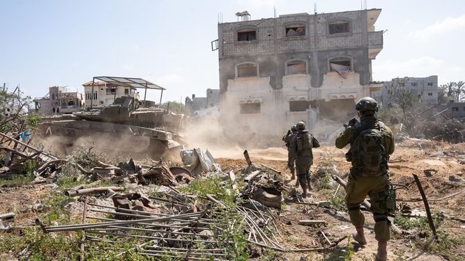 Militares israelíes, durante un operativo en Jan Yunis.