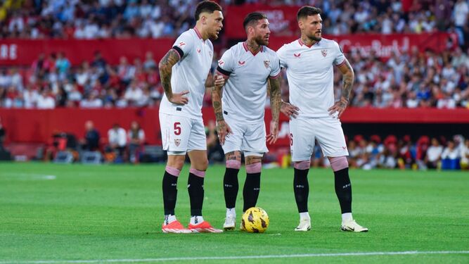 Sergio Ramos, junto a Ocampos y Gudelj, se prepara para lanzar una falta ante el Mallorca
