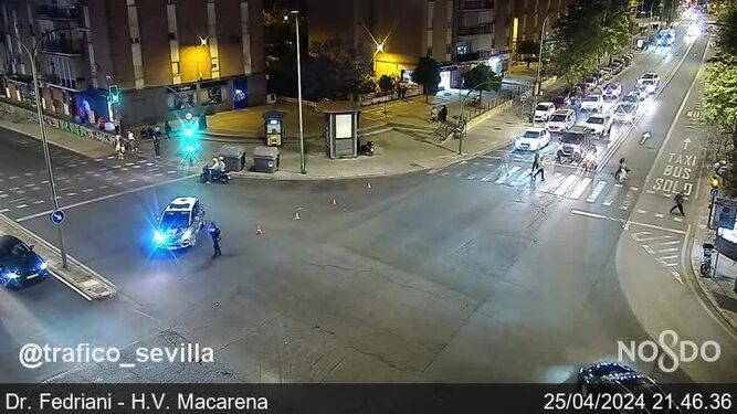 La avenida del Doctor Fedriani cortada, en una imagen de una cámara de tráfico ubicada en el Hospital Virgen Macarena