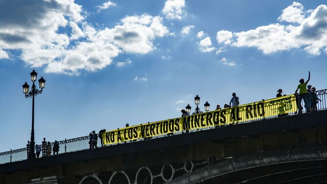 Protesta este jueves en Sevilla contra los vertidos de la mina de Aznalcóllar al río.