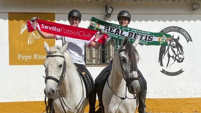 Victorino y Cristóbal respectivamente, posan con la bufanda del Sevilla FC y Real Betis a lomo de sus caballos en el club deportivo ecuestre El Laminillo.